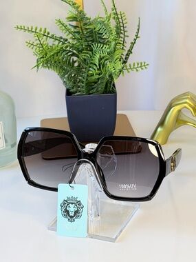 Lioncrest Oversized Black Gradient Sunglasses - Chic UV Protection